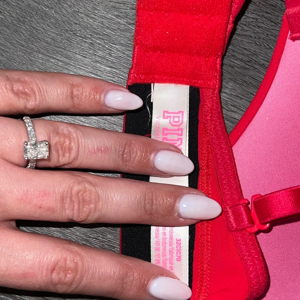 Red bra - Picture 3 of 3